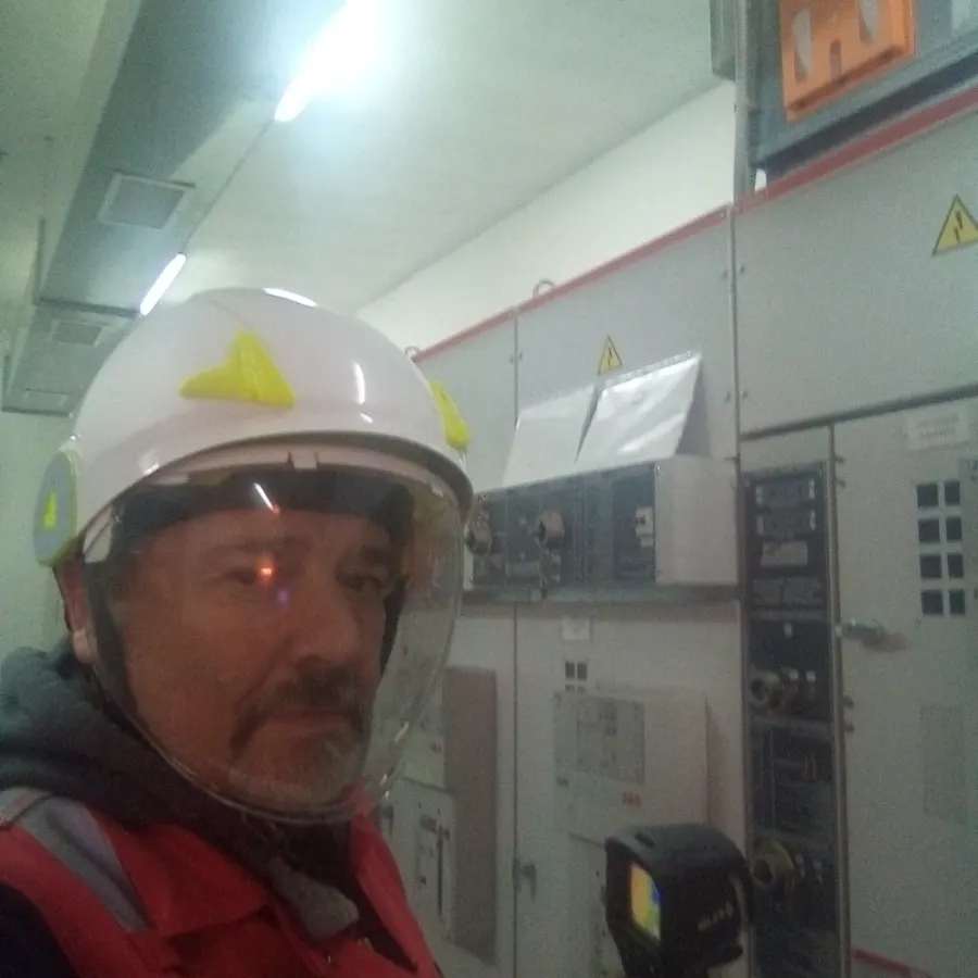 Operatore Pegasus Services al lavoro in una cabina elettrica
